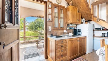 Fridge, stovetop, coffee/tea maker, electric kettle