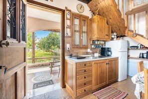 Kühlschrank, Herdplatte, Wasserkocher mit Kaffee-/Teezubehör