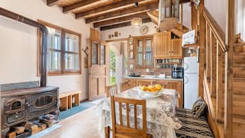 Fridge, stovetop, coffee/tea maker, electric kettle