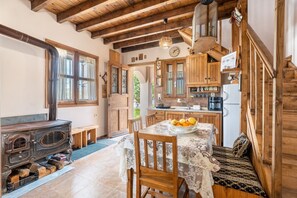 Kühlschrank, Herdplatte, Wasserkocher mit Kaffee-/Teezubehör