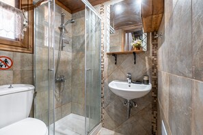 Regadera, secadora de cabello, toallas 