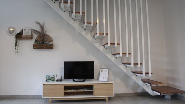 A staircase with white railings and wooden steps, leading to an upper floor. - Recoin Bohème - Pretty, comfortable accommodation - 5 minutes' walk from the Bassin Bleu! (Saint-Benoît)