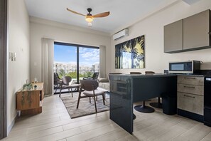 Televisión y oficina 