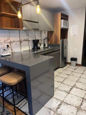 Frigorifero, microonde, forno, piano cottura