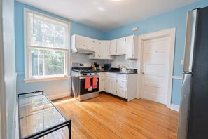 Fridge, oven, stovetop, coffee/tea maker