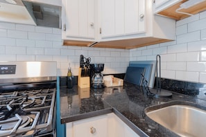 Fridge, oven, stovetop, coffee/tea maker