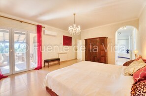 4 bedrooms, iron/ironing board, Internet, bed sheets - Fuenta de la Vida (son servera)