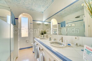 Shower, hair dryer, towels, soap - Fuenta de la Vida (son servera)
