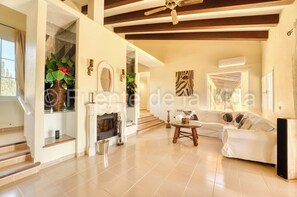 Living area - Fuenta de la Vida (son servera)