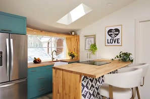 Microwave, oven, stovetop, dishwasher - Tropical Scandinavian Treehouse Uptown Newly Built (Minneapolis)