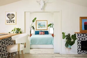 Silitysrauta/-lauta, Wi-Fi, vuodevaatteet