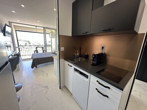 Fridge, microwave, stovetop, coffee/tea maker - Naturiste Cap d'Agde Héliopolis F 68 (Agde)
