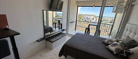 Tabla de planchar con plancha, wifi y ropa de cama