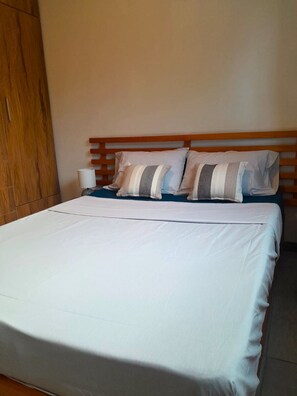 2 bedrooms, iron/ironing board, free WiFi, bed sheets - Sunny & Cosy Albion (Albion)