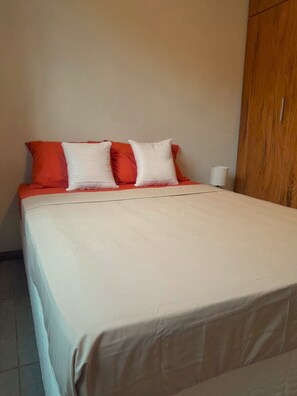 2 bedrooms, iron/ironing board, free WiFi, bed sheets - Sunny & Cosy Albion (Albion)