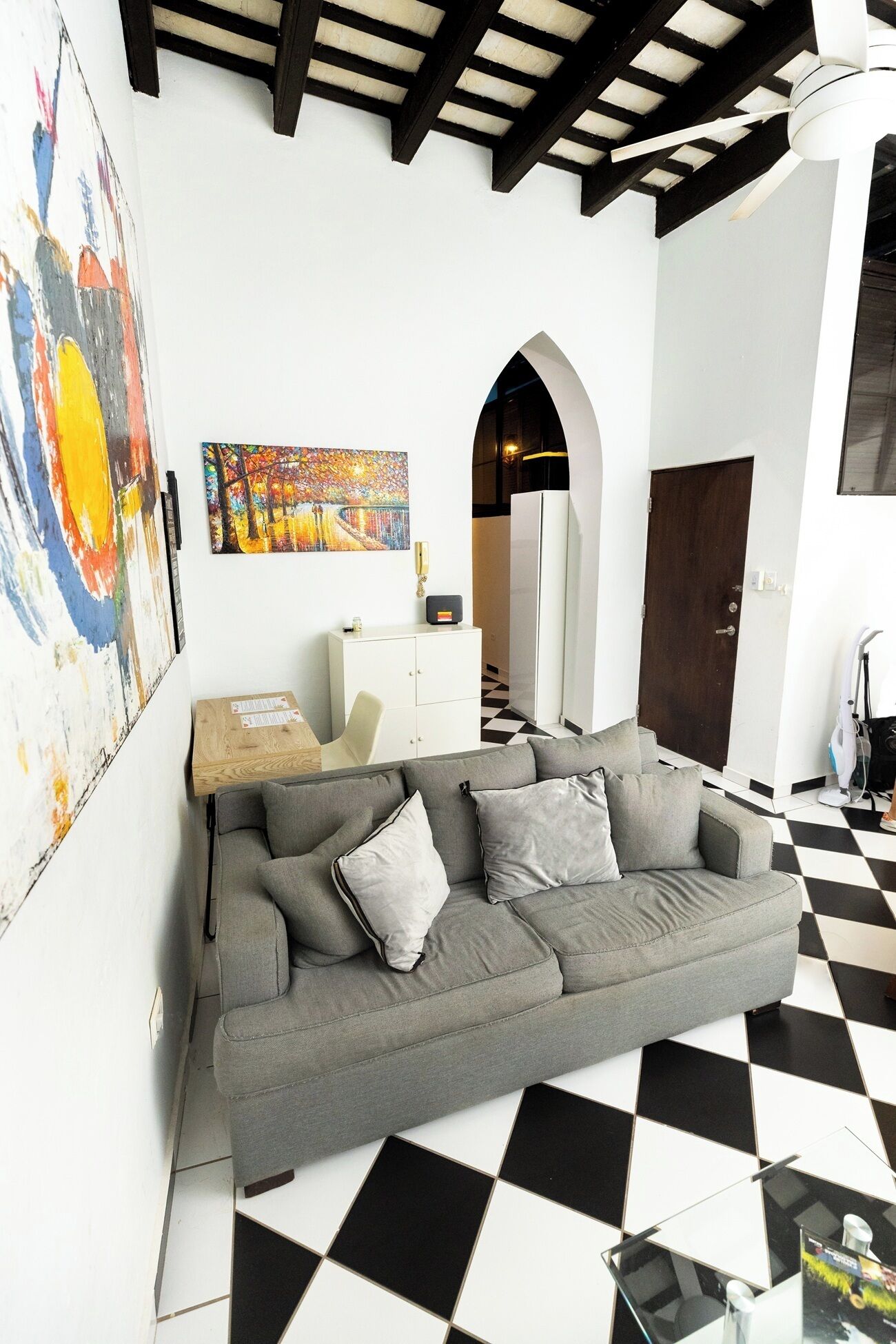 아파트 | 거실 공간 | 디지털 채널 시청이 가능한 32인치 평면 TV