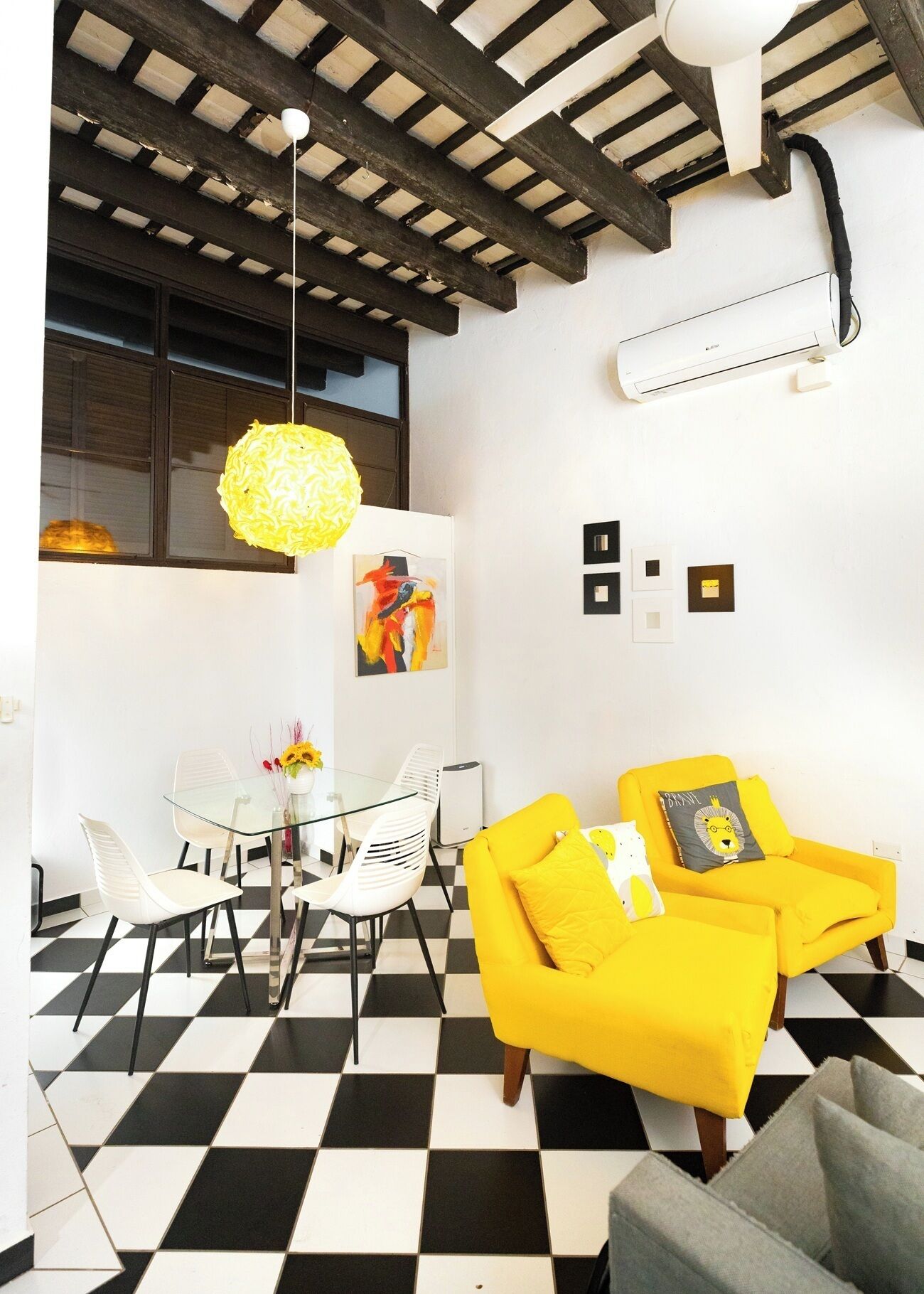 아파트 | 거실 공간 | 디지털 채널 시청이 가능한 32인치 평면 TV