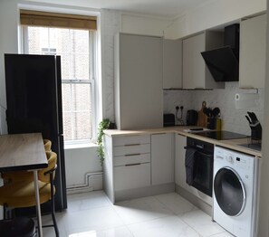 Fridge, microwave, oven, stovetop - London Bliss Retreat (London)