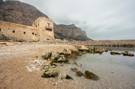 On the beach. Apartment 'Bellavista Sul Mare' with Sea View, Wi-Fi and Air Conditioning