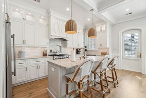 Fridge, microwave, oven, stovetop - The Cannon Exchange Building By Charleston Vacays (Charleston)