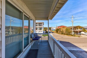 Property grounds - Seaview 7: 2Bedroom Oceanview Condo in Kure Beach (Kure Beach)