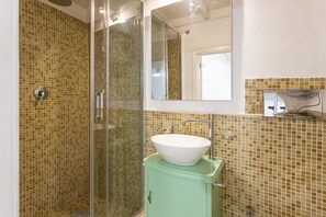 Regadera, bidet, toallas 
