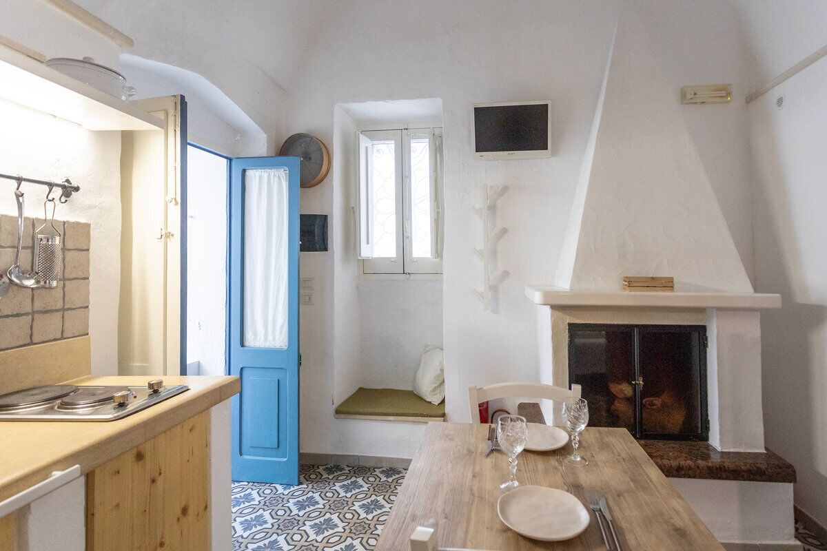 Frigorifero, piano cottura, pentole/stoviglie/utensili, tavolo da pranzo