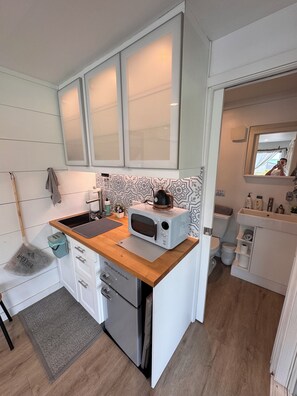 Réfrigérateur, micro-ondes, plaque de cuisson, bouilloire électrique