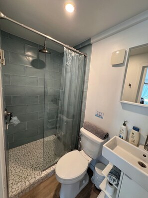 Douche, sèche-cheveux, serviettes fournies, savon