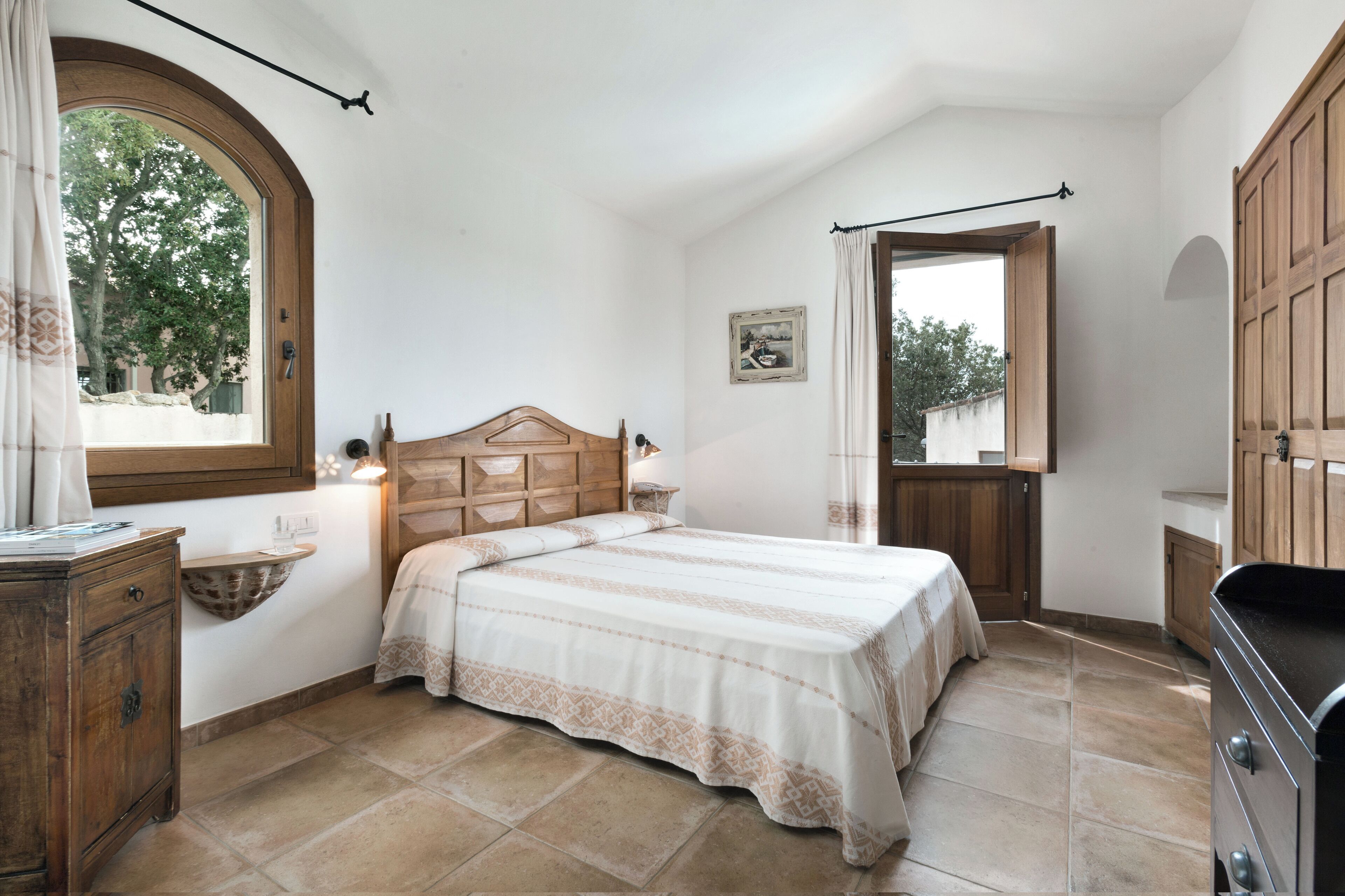 In-room safe, desk, soundproofing, cribs/infant beds