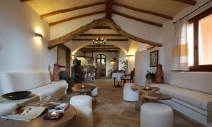 Lobby sitting area - Hotel Arathena (San Pantaleo)