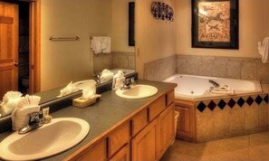 Hair dryer, towels, soap, toilet paper - Cozy 2-bedroom condo in welcoming Breckenridge with ski-in/ski-out (Breckenridge)