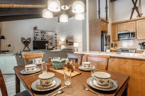 Dining - Bright & Modern 3BR/2BA Retreat 644 (Mammoth lakes)