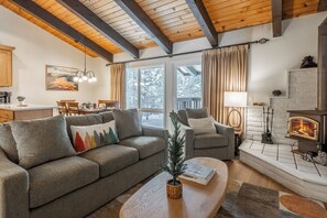 Smart TV, fireplace - Bright & Modern 3BR/2BA Retreat 644 (Mammoth lakes)