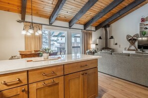 Interior - Bright & Modern 3BR/2BA Retreat 644 (Mammoth lakes)