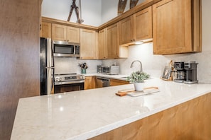 Fridge, microwave, oven, stovetop - Bright & Modern 3BR/2BA Retreat 644 (Mammoth lakes)