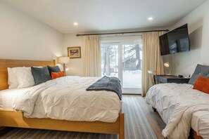3 habitaciones, escritorio y tabla de planchar con plancha 