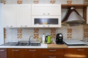 Frigorifero, forno, piano cottura, macchina per tè/caffè