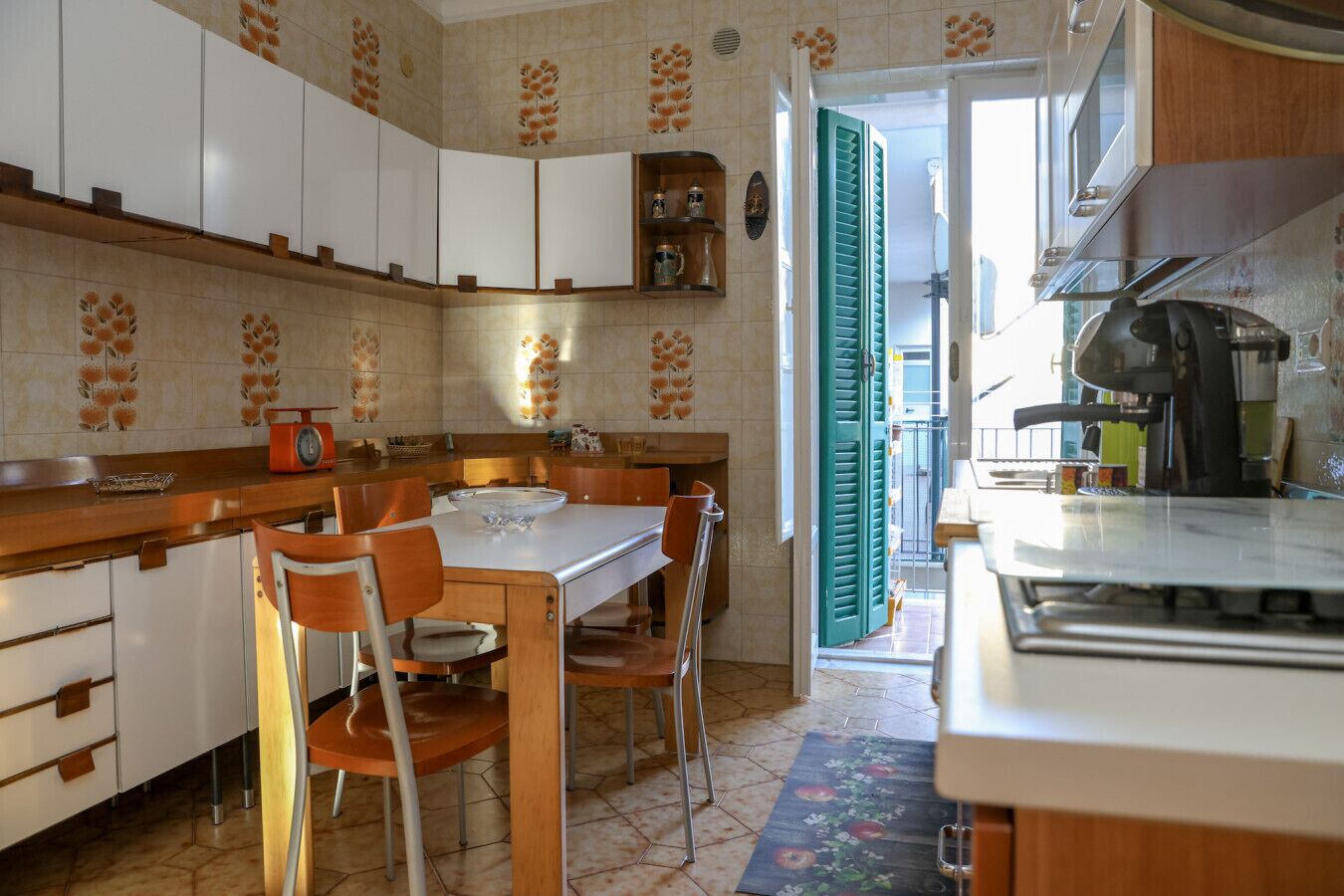 Frigorifero, forno, piano cottura, macchina per tè/caffè