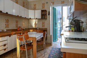 Kühlschrank, Ofen, Herdplatte, Wasserkocher mit Kaffee-/Teezubehör