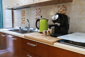 Frigorifero, forno, piano cottura, macchina per tè/caffè