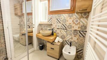 Een douche, een haardroger, een bidet, handdoeken