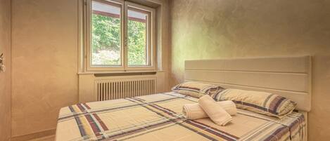 1 bedroom, desk, WiFi, bed sheets