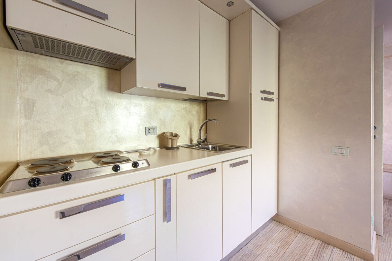 Kühlschrank, Herdplatte, Wasserkocher mit Kaffee-/Teezubehör