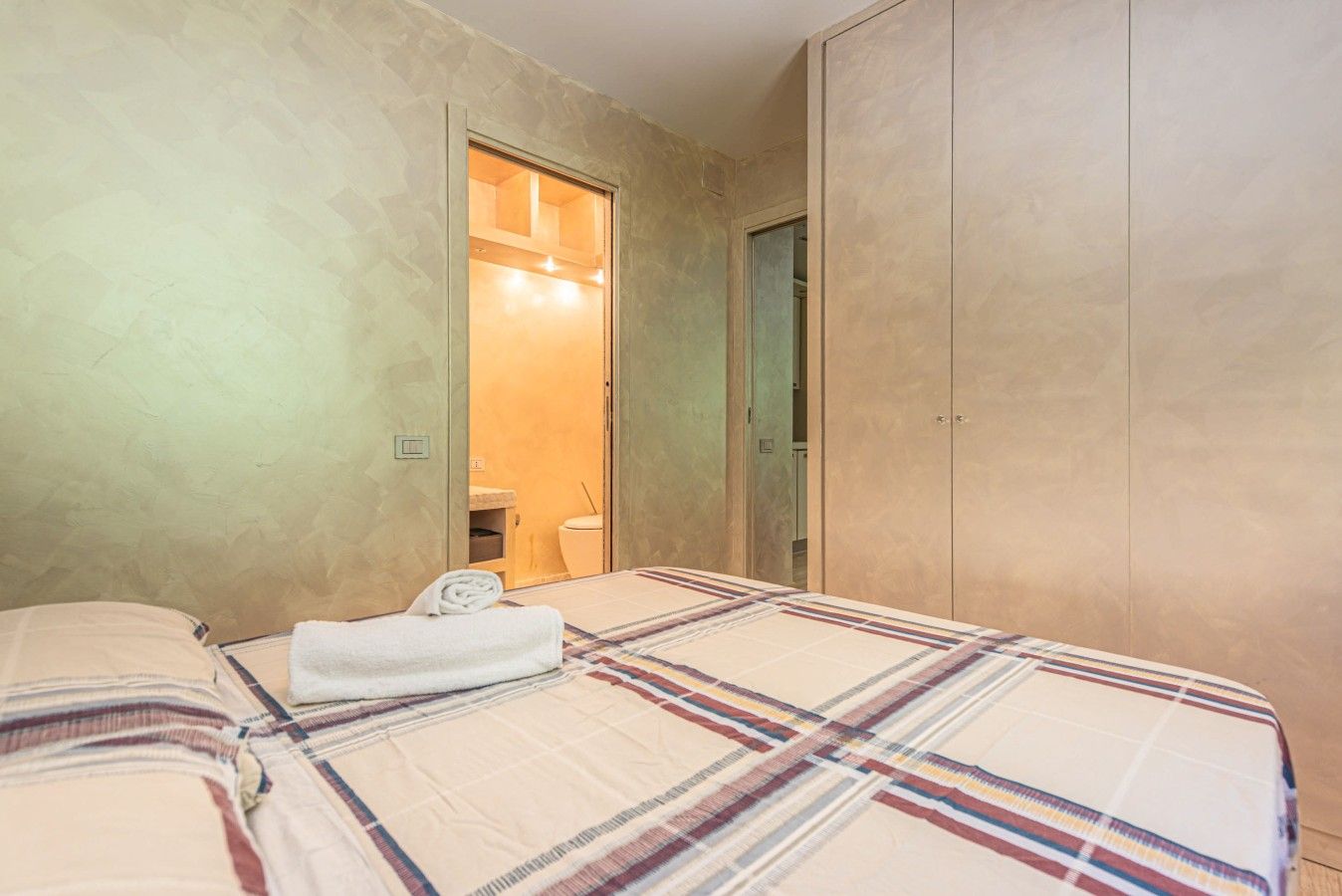 1 bedroom, desk, bed sheets