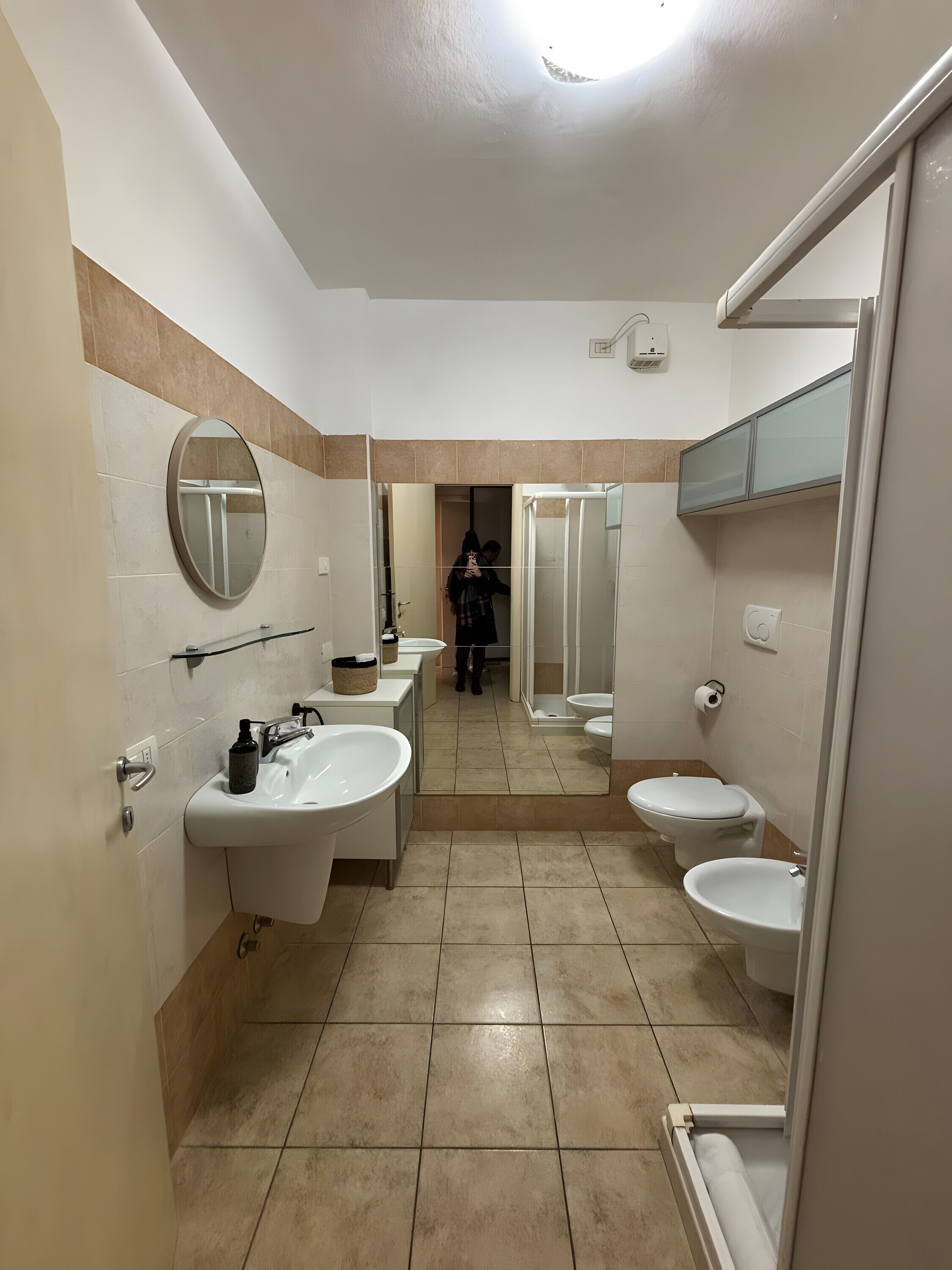 Douche, sèche-cheveux, serviettes fournies