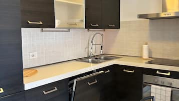 Fridge, oven, stovetop, coffee/tea maker