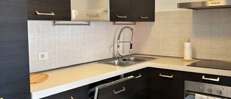 Fridge, oven, stovetop, coffee/tea maker