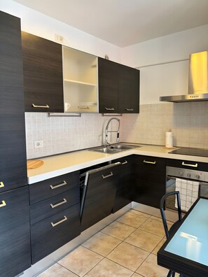 Kühlschrank, Ofen, Herdplatte, Wasserkocher mit Kaffee-/Teezubehör