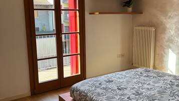 1 slaapkamer, een strijkplank/strijkijzer, wifi, beddengoed